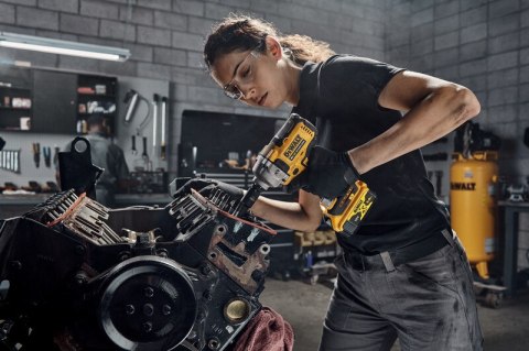 AKUMULATOROWY KLUCZ UDAROWY 1/2' XR 18V 2*5.0 AH 812 NM DEWALT AKUMULATOROWY KLUCZ UDAROWY 1/2' XR 18V 2*5.0 AH 812 NM DEWALT